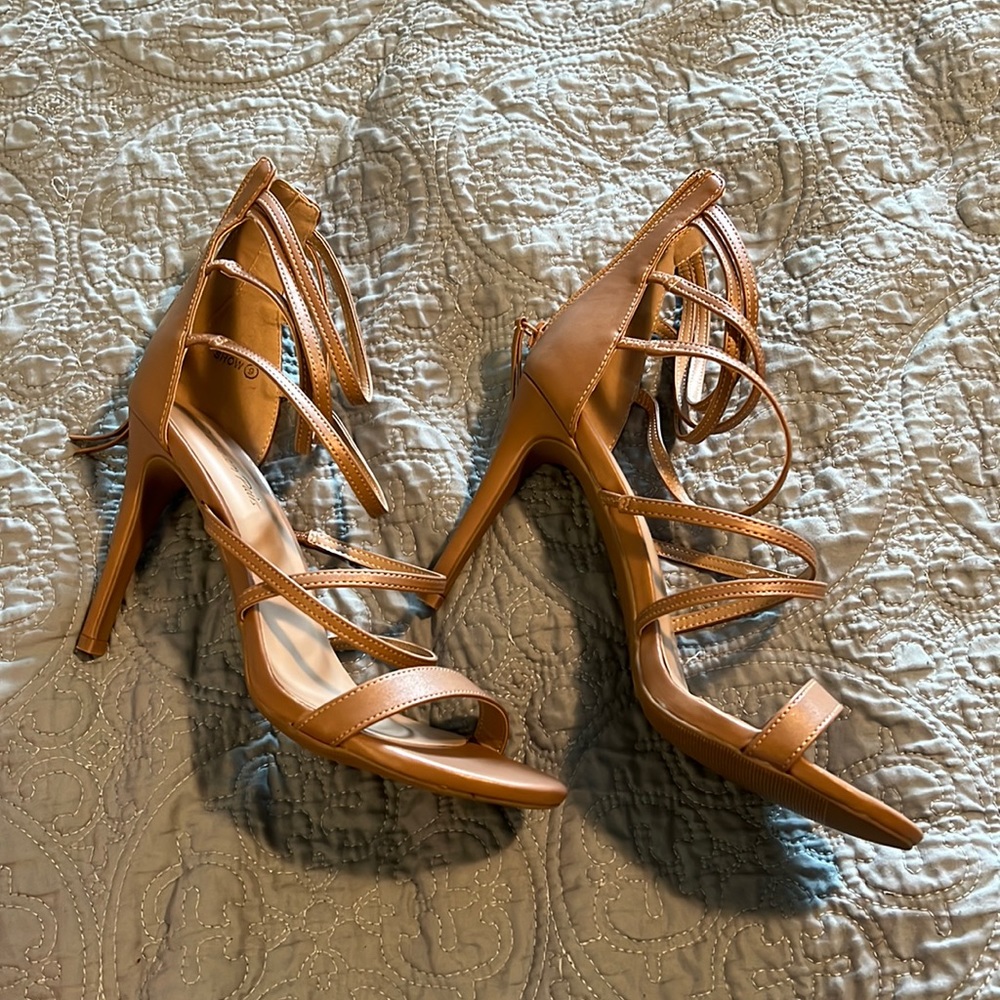 NEW IN BOX! Dream Pairs, strappy nude heel. Size 9